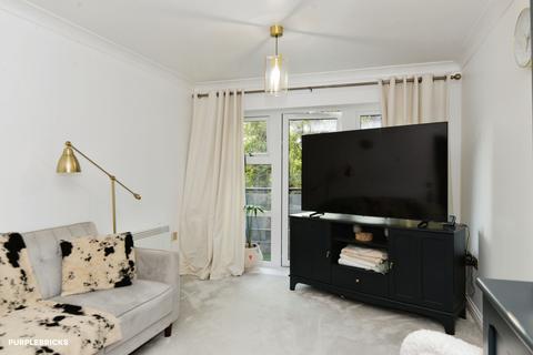2 bedroom ground floor flat for sale, Buckingham Avenue, Slough, SL1