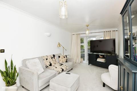 2 bedroom ground floor flat for sale, Buckingham Avenue, Slough, SL1