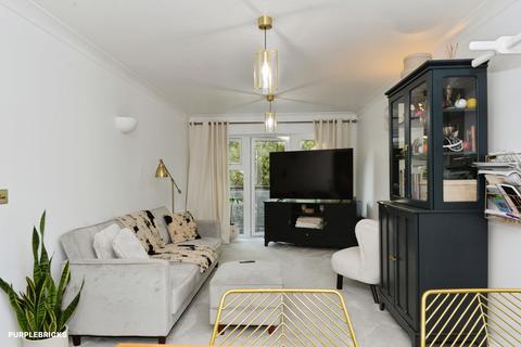 2 bedroom ground floor flat for sale, Buckingham Avenue, Slough, SL1