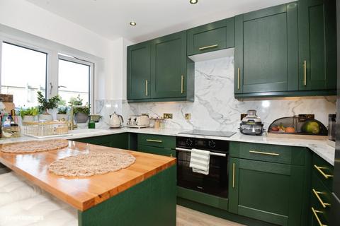 2 bedroom ground floor flat for sale, Buckingham Avenue, Slough, SL1