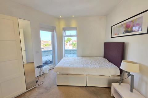 2 bedroom apartment to rent, Grosvenor Court, Hale Lane, NW7