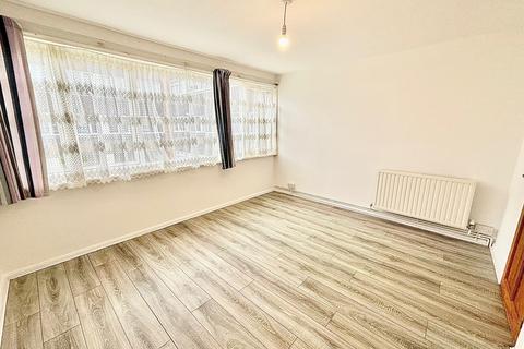 2 bedroom flat to rent, The Ridings, Chigwell, IG7