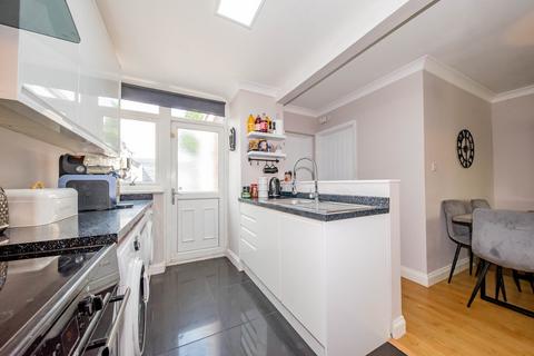 4 bedroom end of terrace house for sale, Chaucer Road, Farnborough, GU14