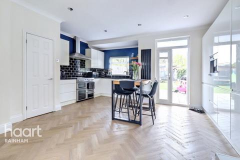 Lake Avenue, Rainham