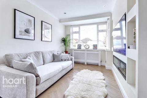 Lake Avenue, Rainham
