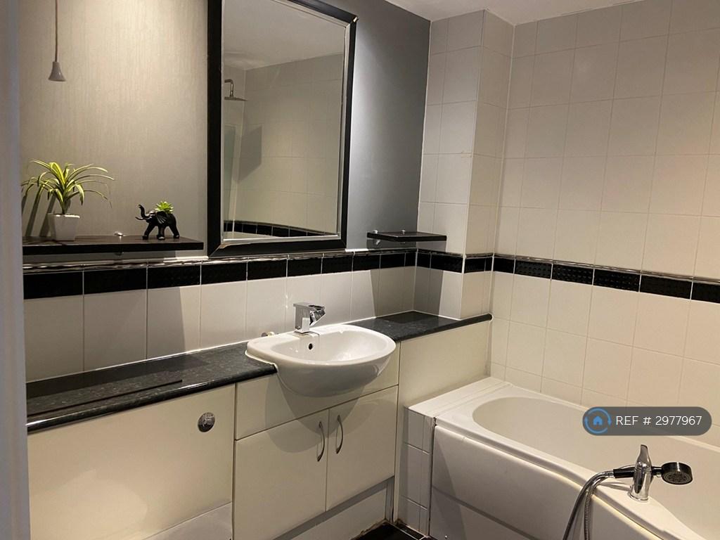 Apartment in Manchester, Hulme - View 5