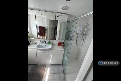 4 bedroom terraced house to rent, Mcleod Road, London, SE2