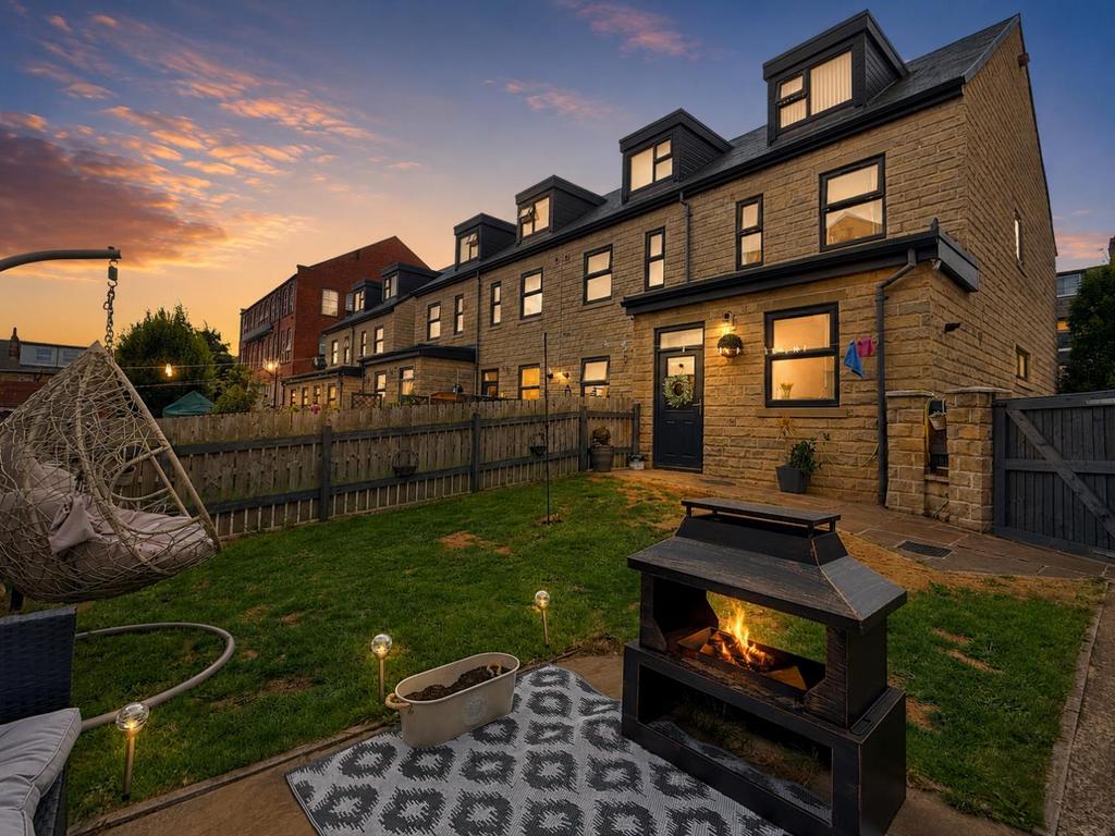 House in Leeds, Low Town End, Morley - View 2