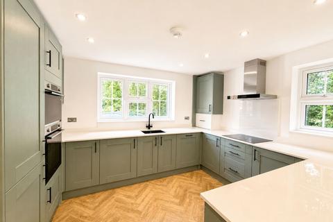 3 bedroom semi-detached house to rent, La Plata Grove, Brentwood, CM14