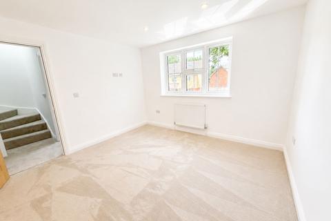 3 bedroom semi-detached house to rent, La Plata Grove, Brentwood, CM14