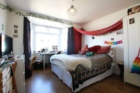 6 bedroom terraced house to rent, Berkeley Road, London, NW9
