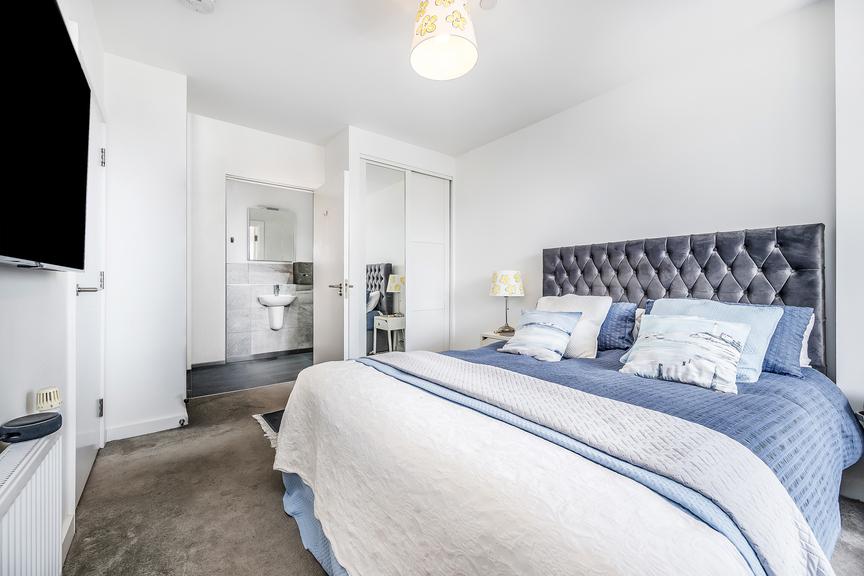 Master bedroom, en suite