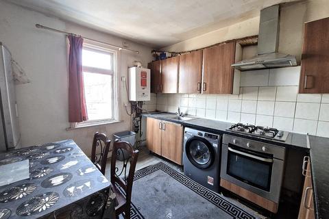 3 bedroom maisonette to rent, High Street North, Manor Park E12 6PG