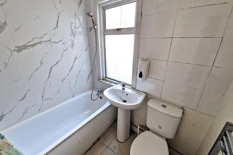 3 bedroom maisonette to rent, High Street North, Manor Park E12 6PG