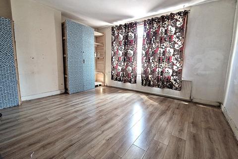 3 bedroom maisonette to rent, High Street North, Manor Park E12 6PG