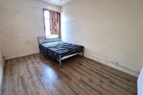 3 bedroom maisonette to rent, High Street North, Manor Park E12 6PG