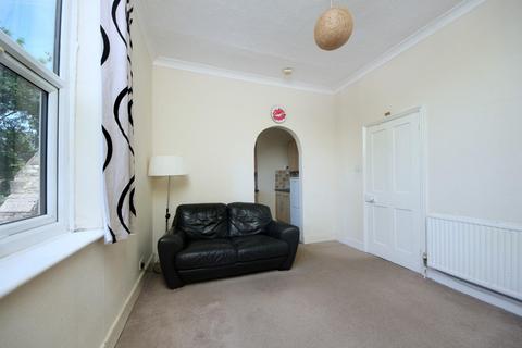 2 bedroom maisonette to rent, St. Margarets Road, TW7