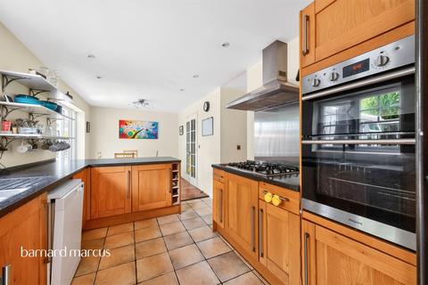 4 bedroom detached house for sale, Woodall Close, Chessington