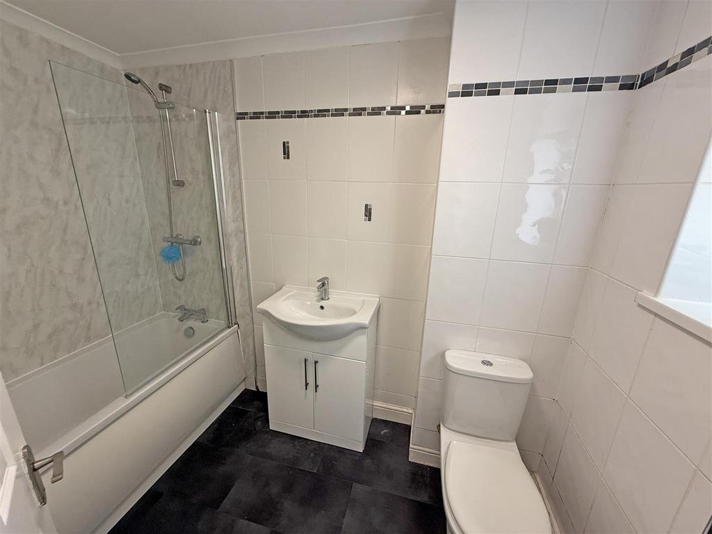 Apartment in North Tyneside, North East - View 5