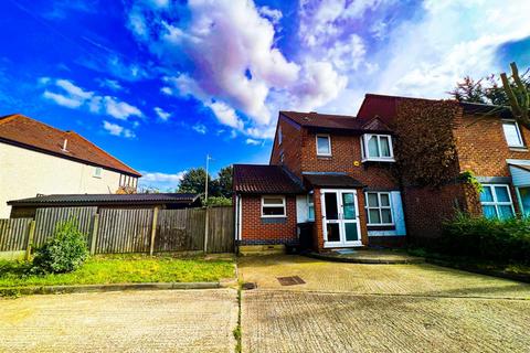 3 bedroom end of terrace house to rent, Hookstone Way, Woodford Green, IG8