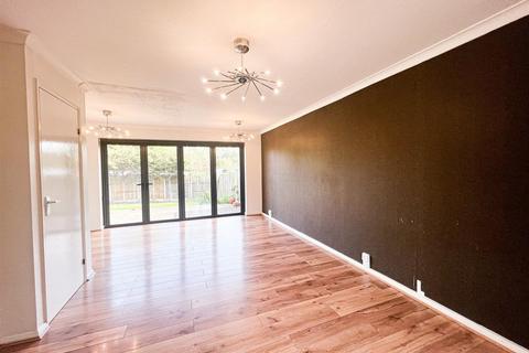 3 bedroom end of terrace house to rent, Hookstone Way, Woodford Green, IG8
