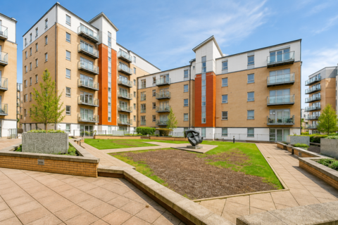 Queen Mary Avenue, London E18