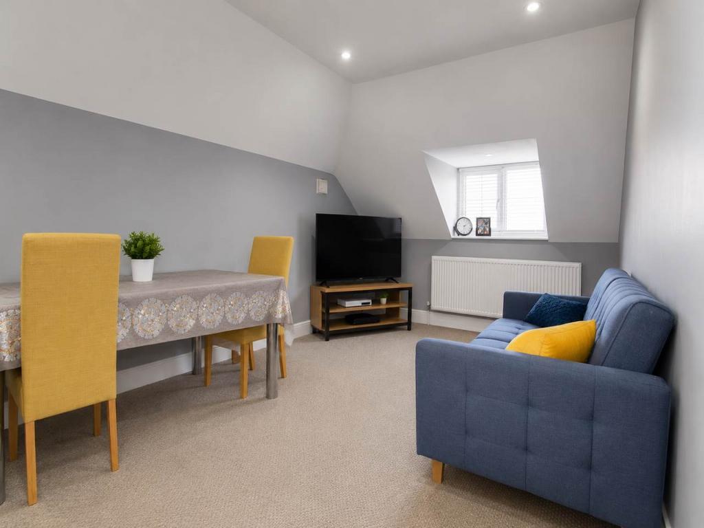 House in Middlesex - View 4