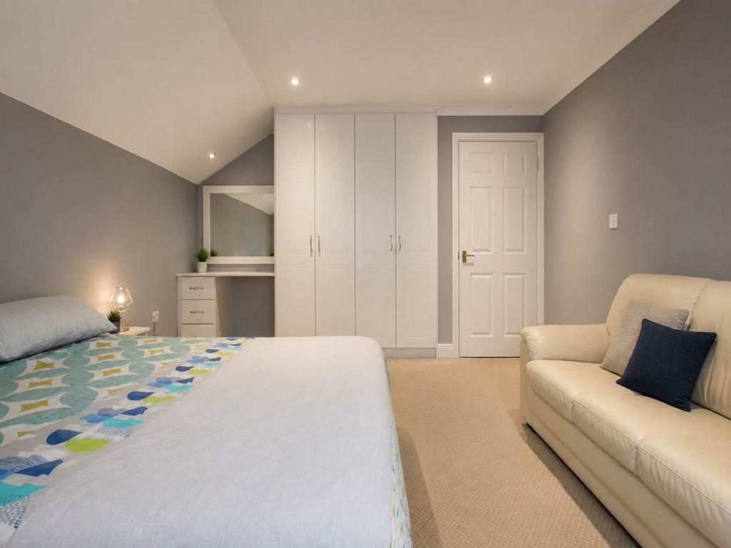 House in Middlesex - View 5