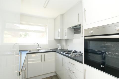 2 bedroom end of terrace house to rent, Molesey Road, Hersham KT12