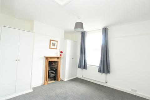 2 bedroom end of terrace house to rent, Molesey Road, Hersham KT12