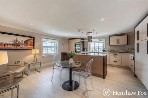 2 bedroom flat for sale, Church Street, Romsey Town Centre, Hampshire