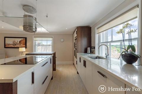 2 bedroom flat for sale, Church Street, Romsey Town Centre, Hampshire