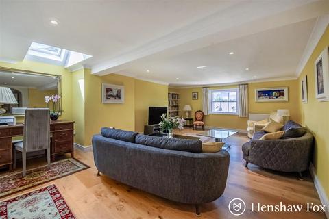 2 bedroom flat for sale, Church Street, Romsey Town Centre, Hampshire