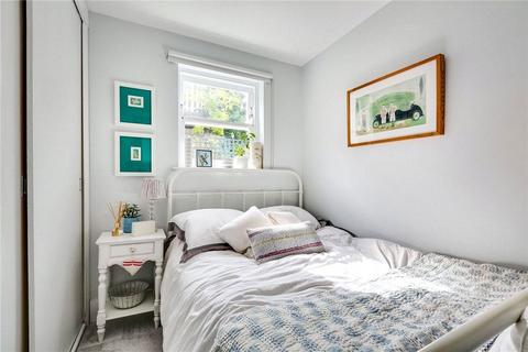 2 bedroom maisonette to rent, Gambetta Street, London SW8