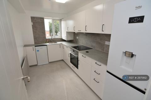 2 bedroom flat to rent, Roydon Court, Walton-On-Thames, KT12