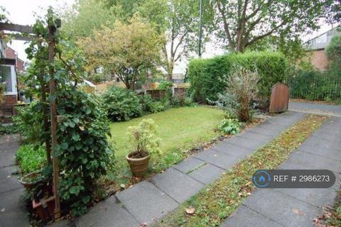3 bedroom semi-detached house to rent, Railway Road, Manchester, M41