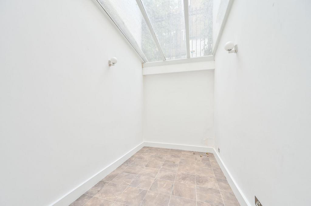 House in London - View 5