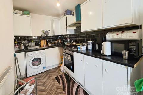 3 bedroom apartment to rent, DEPOSIT ALTERNATIVE AVAILABLE Shirley Avenue Southsea PO4