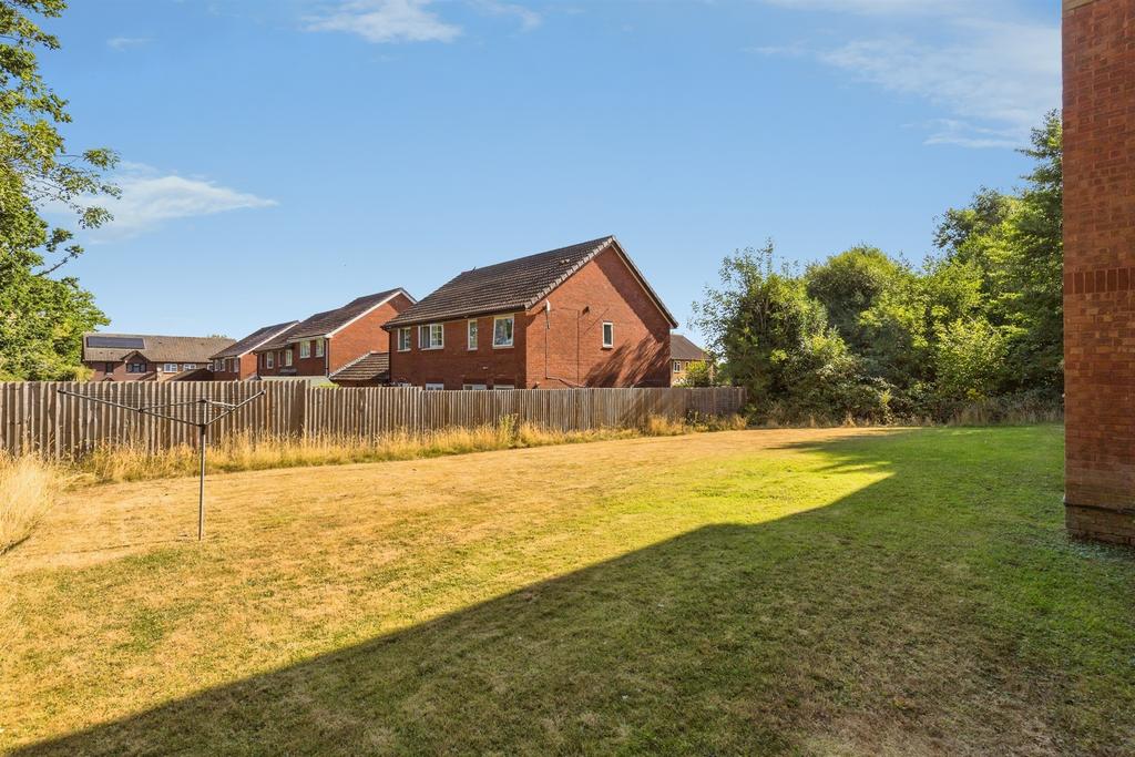 Apartment in Crawley, Bewbush - View 2