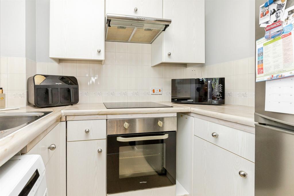 Apartment in Crawley, Bewbush - View 3