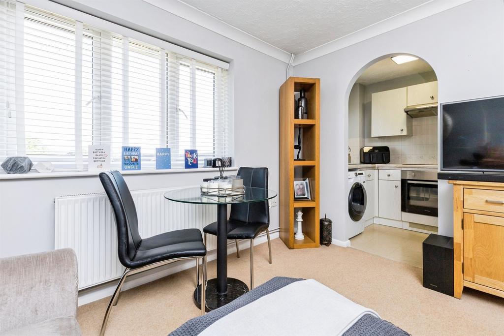 Apartment in Crawley, Bewbush - More