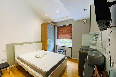 Studio to rent, Queensborough Terrace