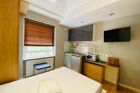 Studio to rent, Queensborough Terrace