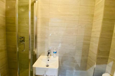 Studio to rent, Queensborough Terrace