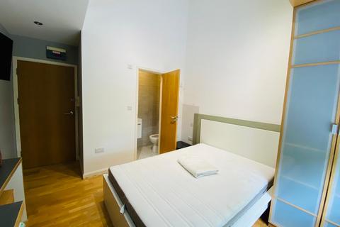 Studio to rent, Queensborough Terrace