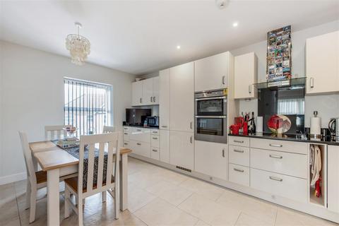 2 bedroom retirement property for sale, Tudor Court, Bramshott Place, Liphook