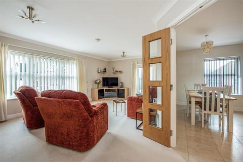 2 bedroom retirement property for sale, Tudor Court, Bramshott Place, Liphook