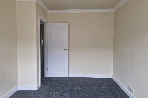 2 bedroom flat to rent, Heathcote Grove, London