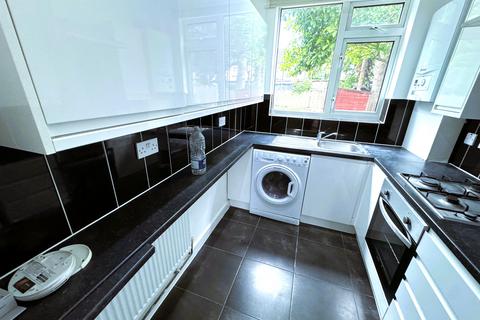 3 bedroom terraced house to rent, Eton Road, Ilford IG1