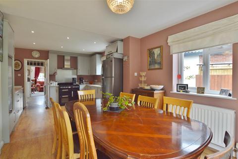 5 bedroom detached house for sale, Merton Road